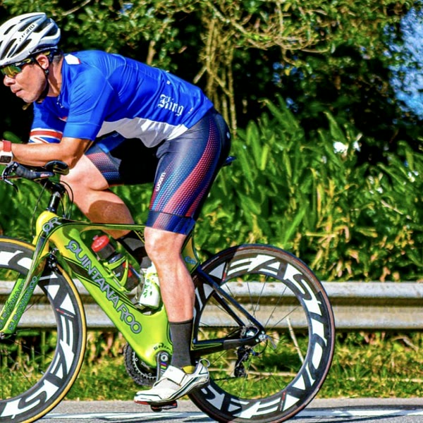 Rômulo pedalando em bike de triatlo