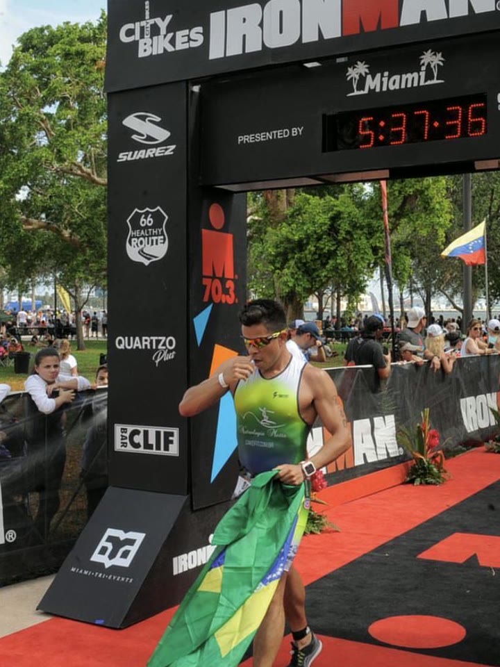 Rômulo cruzando a linha de chegada do Ironman 70.3 Miami